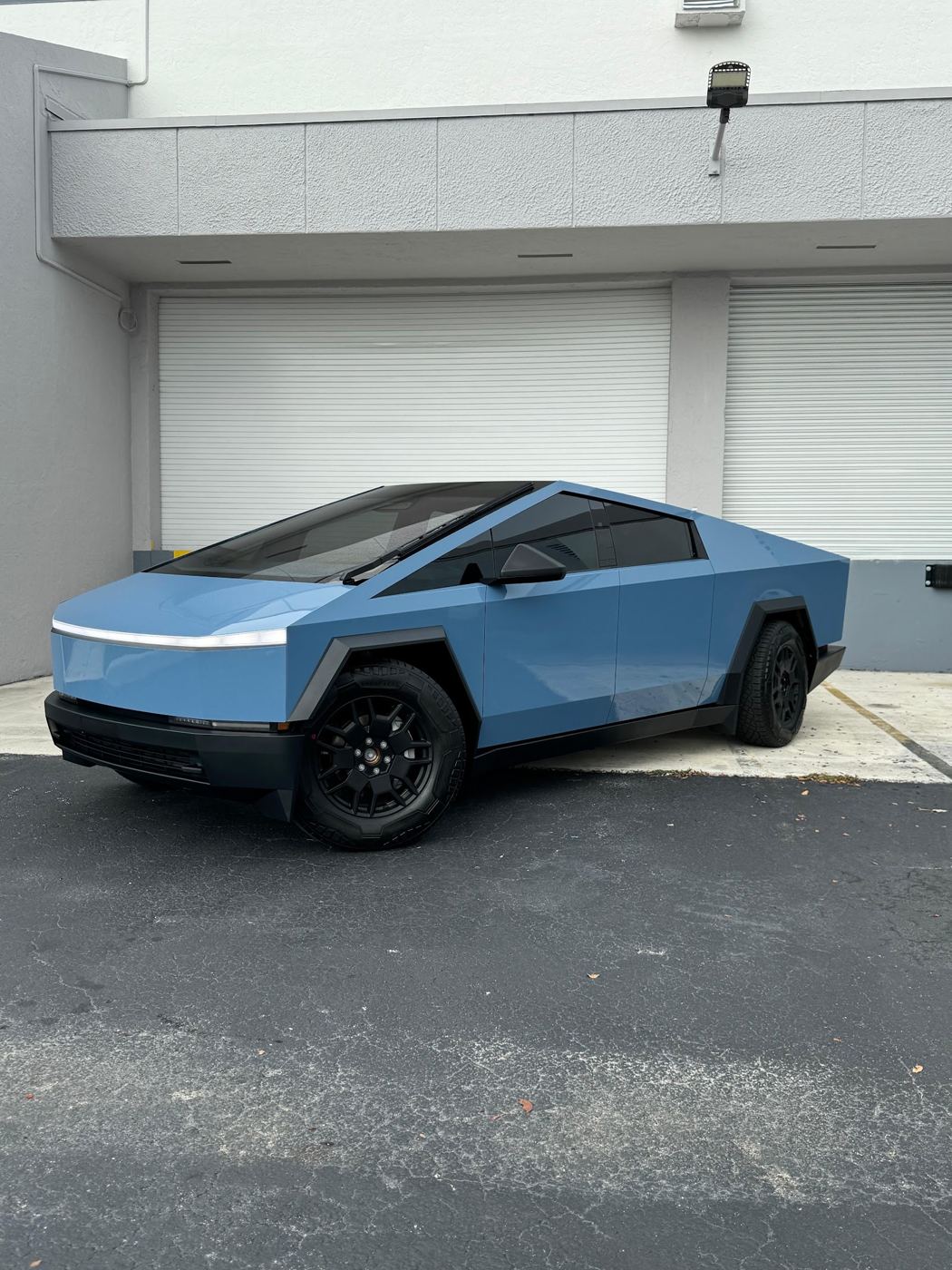 Cybertruck envuelto en azul acero