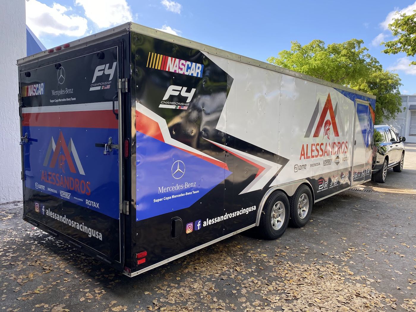 Tráiler de equipo de carreras con gráficos
