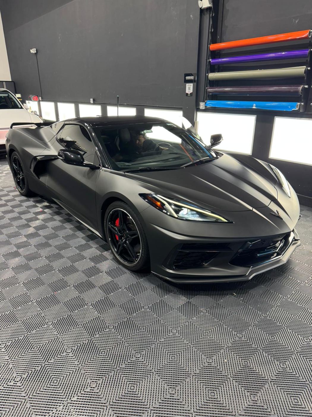 Corvette envuelto en gris satinado