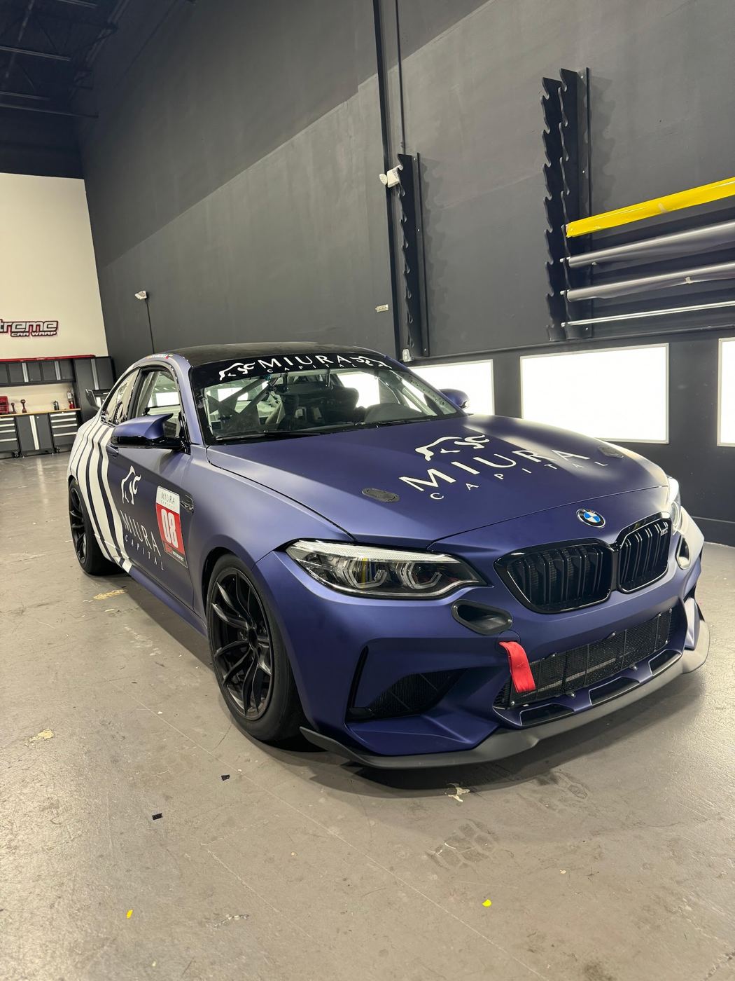 BMW M2 con gráficos de carrera azules